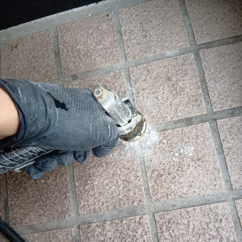 玄関床に防蟻剤を注入