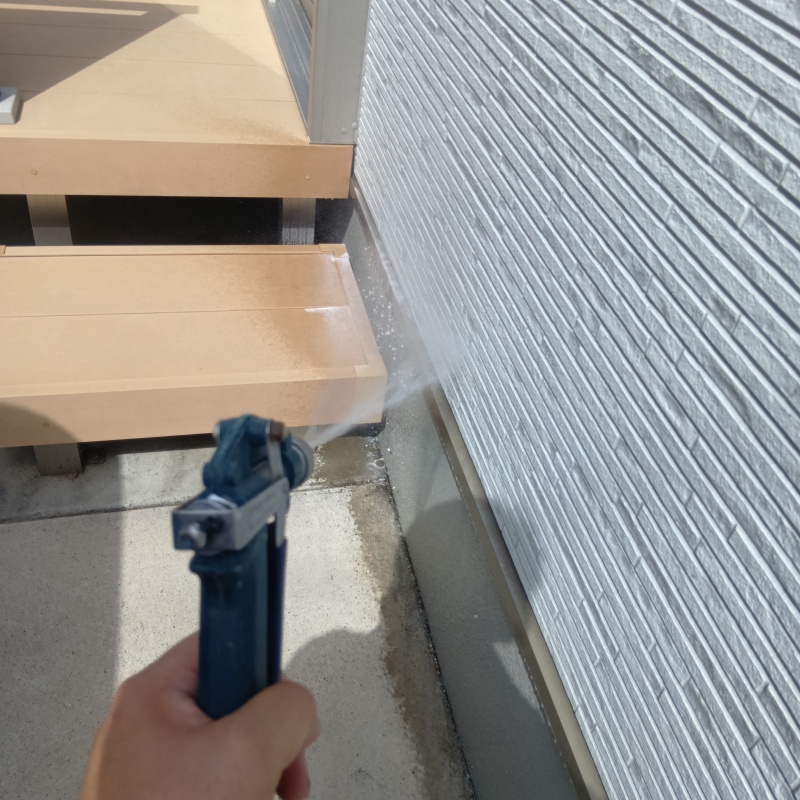 建物の外周に防蟻剤を散布