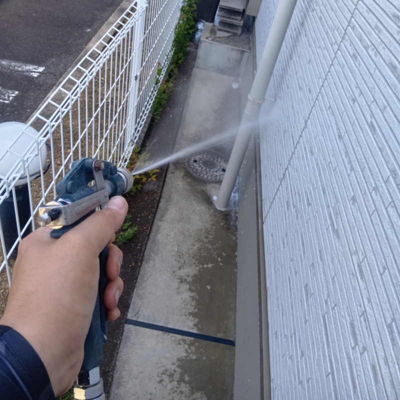 建物の外周に防蟻剤を散布