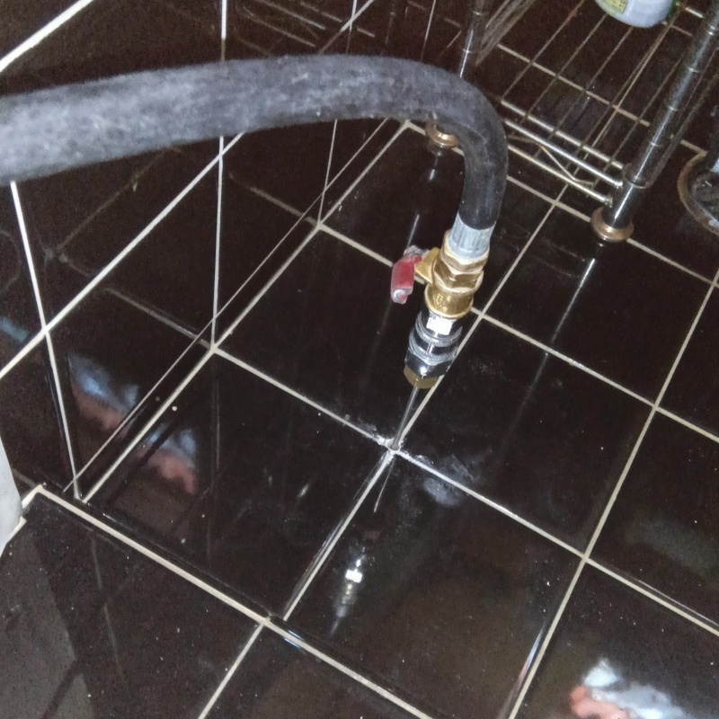 トイレの床に防蟻剤を注入