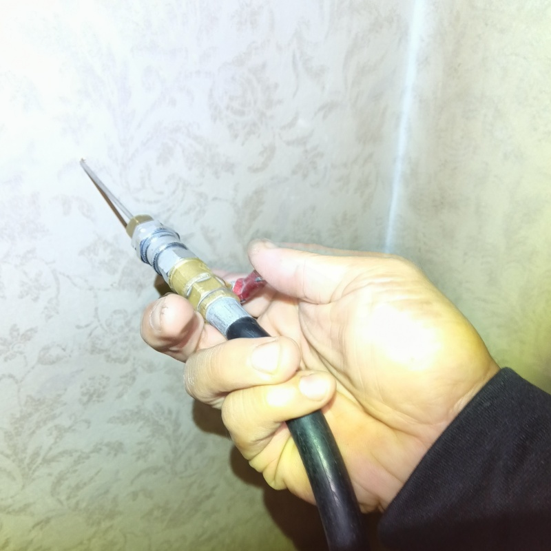 室内壁に防蟻剤を注入