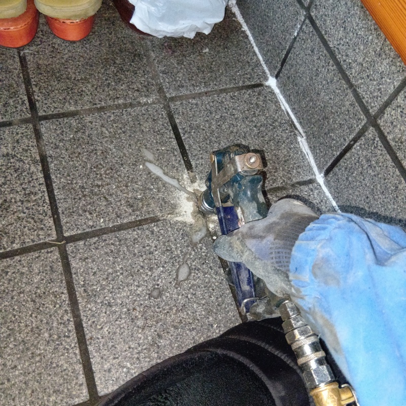 玄関の床タイルにシロアリ駆除剤を注入
