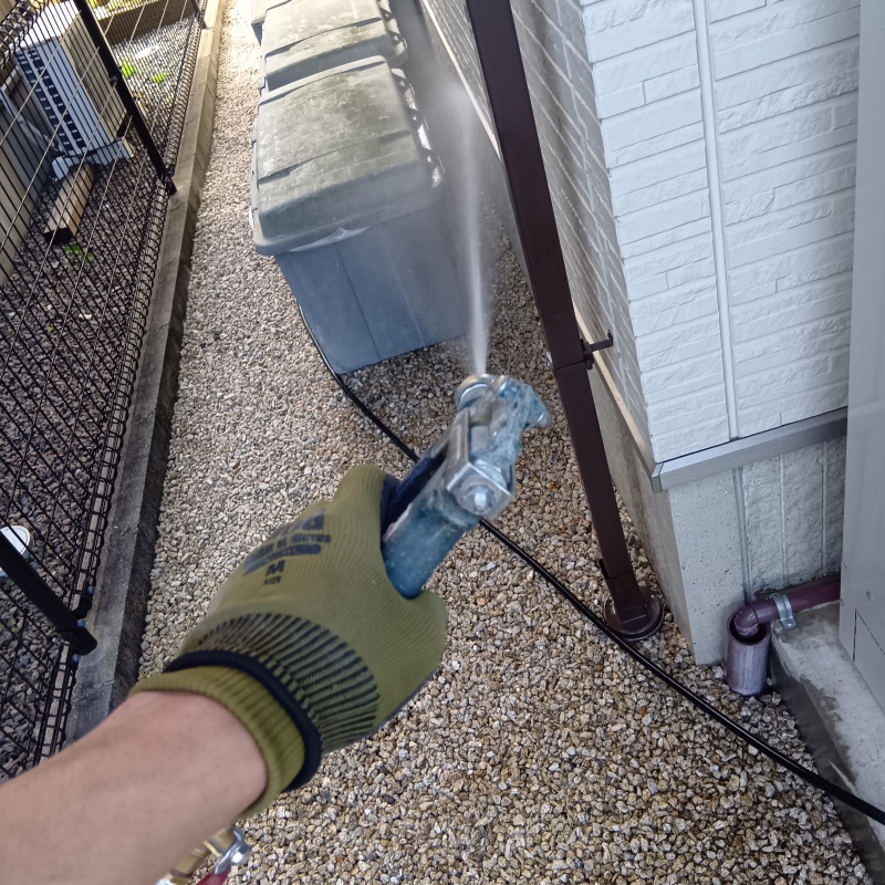 建物の外周に防蟻剤を散布