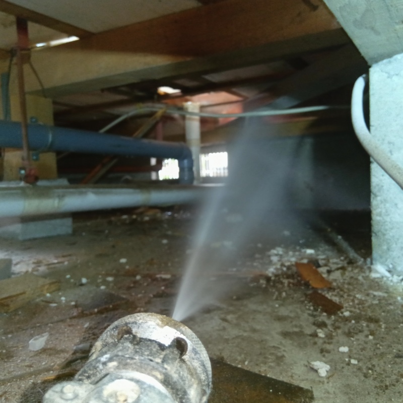 床下の木材にシロアリ駆除剤を散布