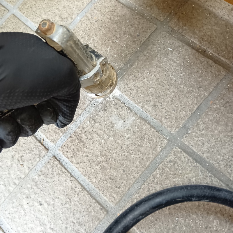 床にシロアリ駆除剤を注入