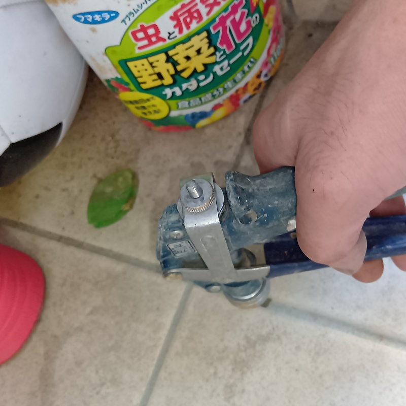 床に防蟻剤を注入