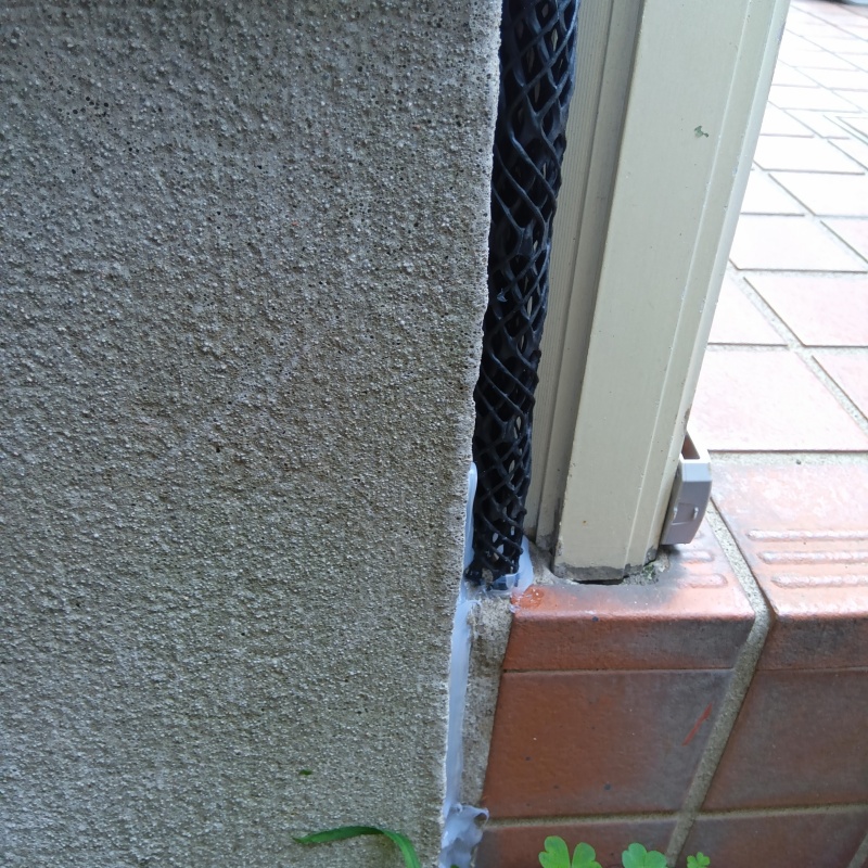 壁と柱のすき間を封鎖