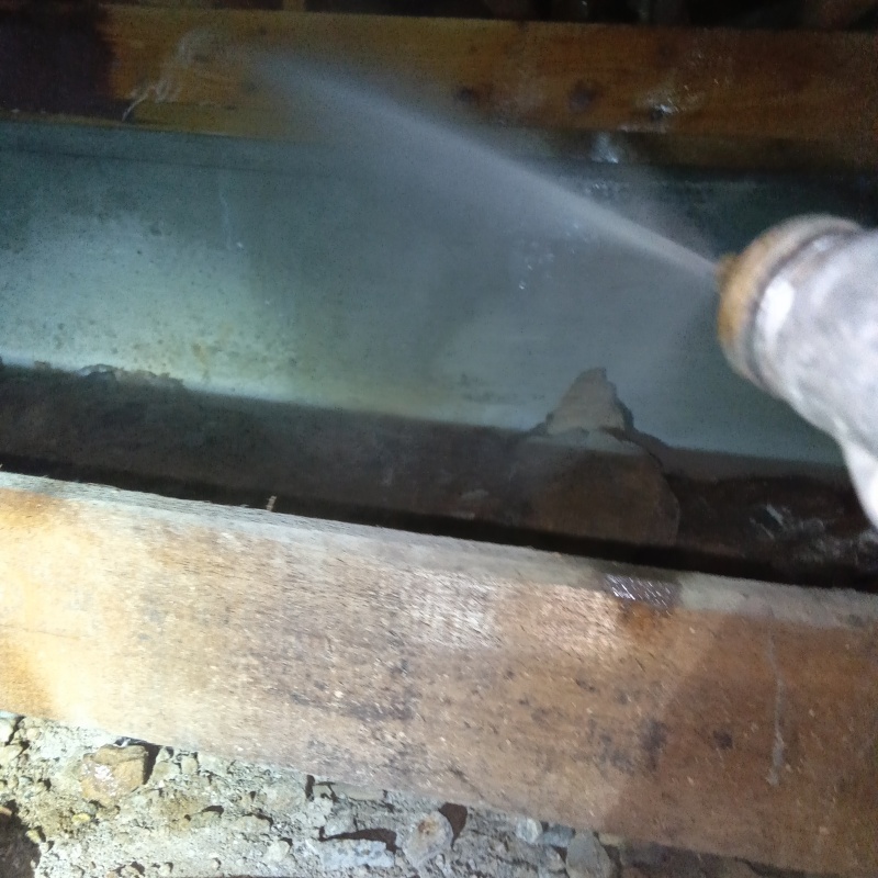 床下の木材に防蟻剤を散布