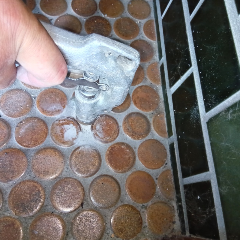 床に防蟻剤を注入