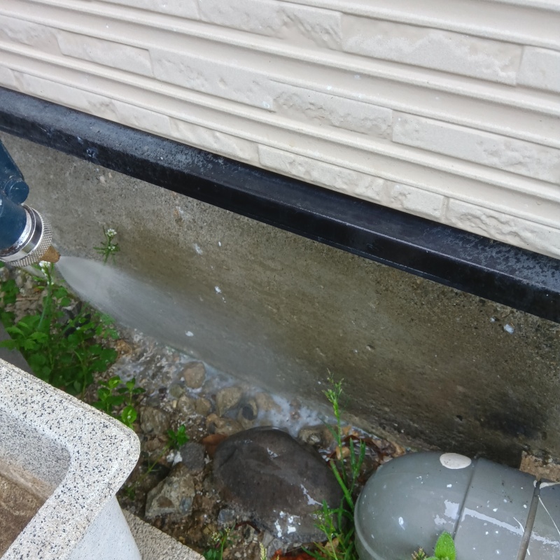 建物の外周にシロアリ駆除剤を散布