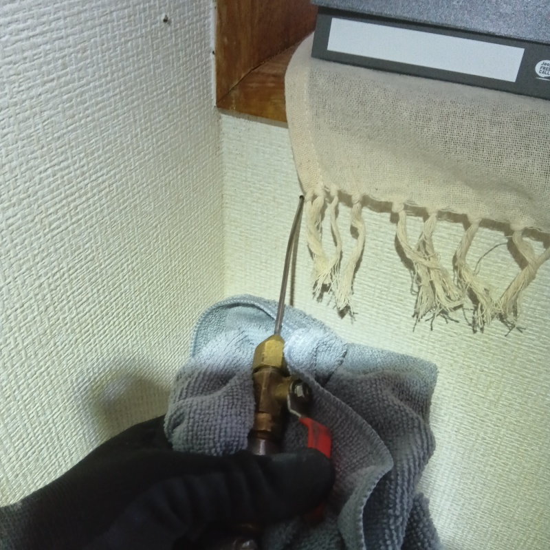 壁にシロアリ駆除剤を注入