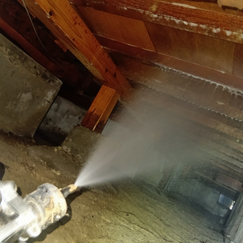 床下の木材にシロアリ駆除剤を散布