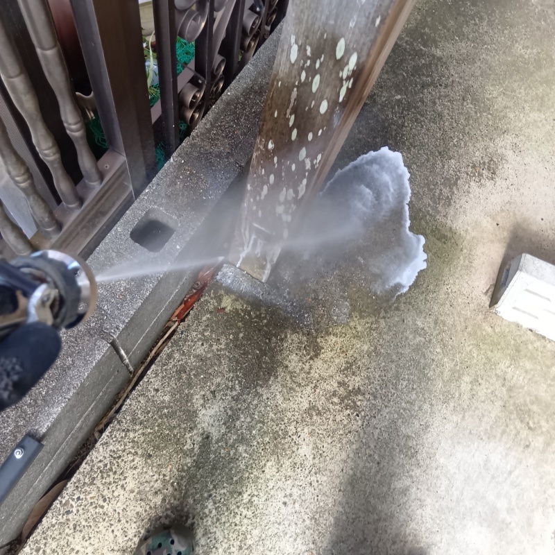 建物の外周にシロアリ駆除剤を散布