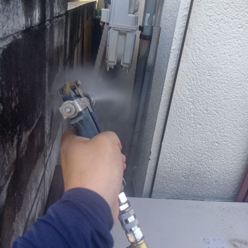 建物の外周に防蟻剤を散布