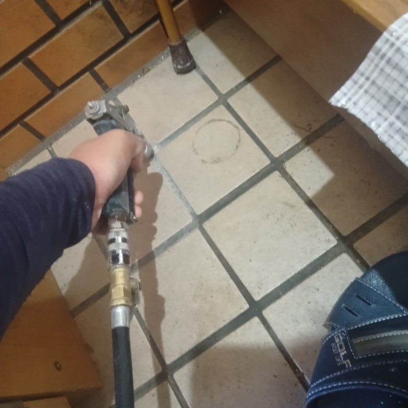 床に防蟻剤を注入