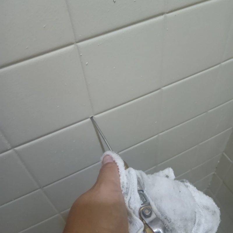 壁に防蟻剤を注入