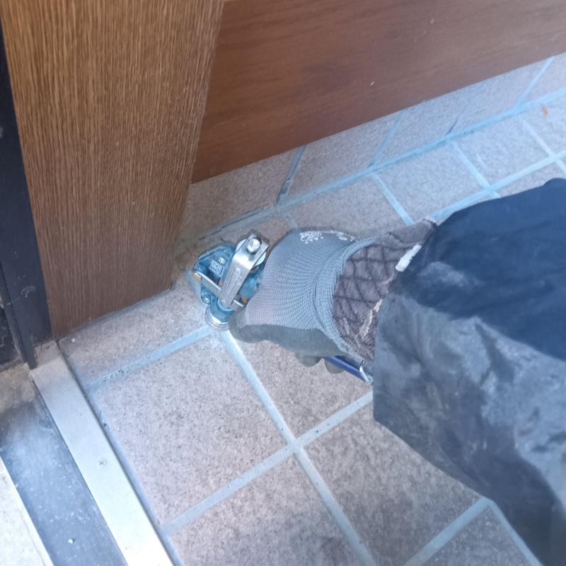 玄関の床に防蟻剤を注入