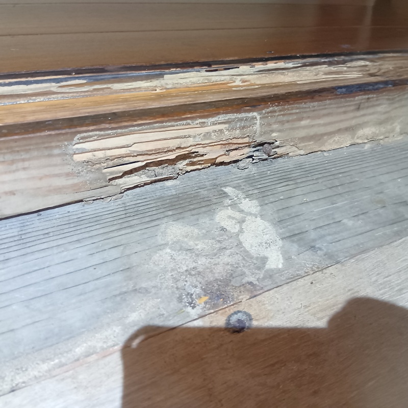 ボロボロになった和室の木部
