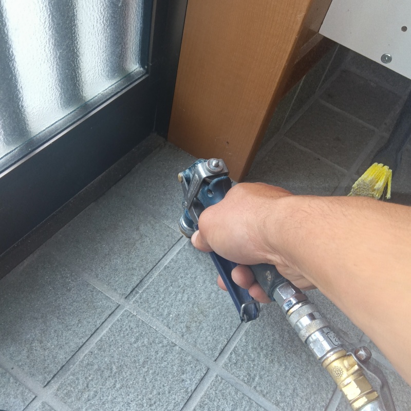 玄関の床にシロアリ駆除剤を注入