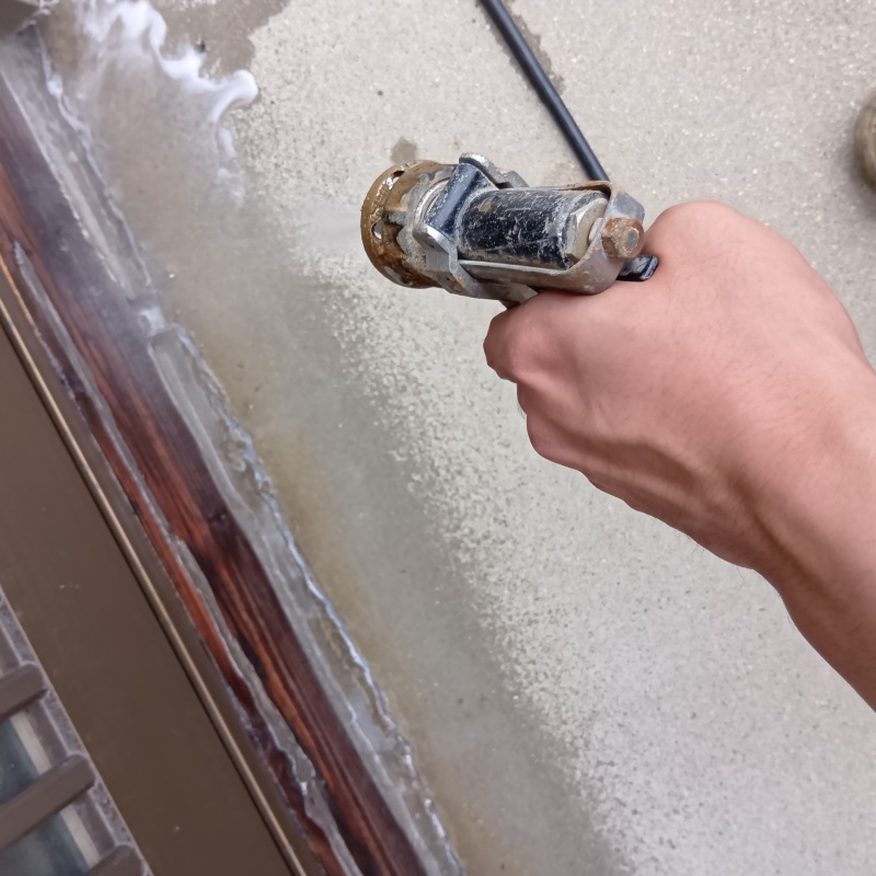 建物の外周にシロアリ駆除剤を散布