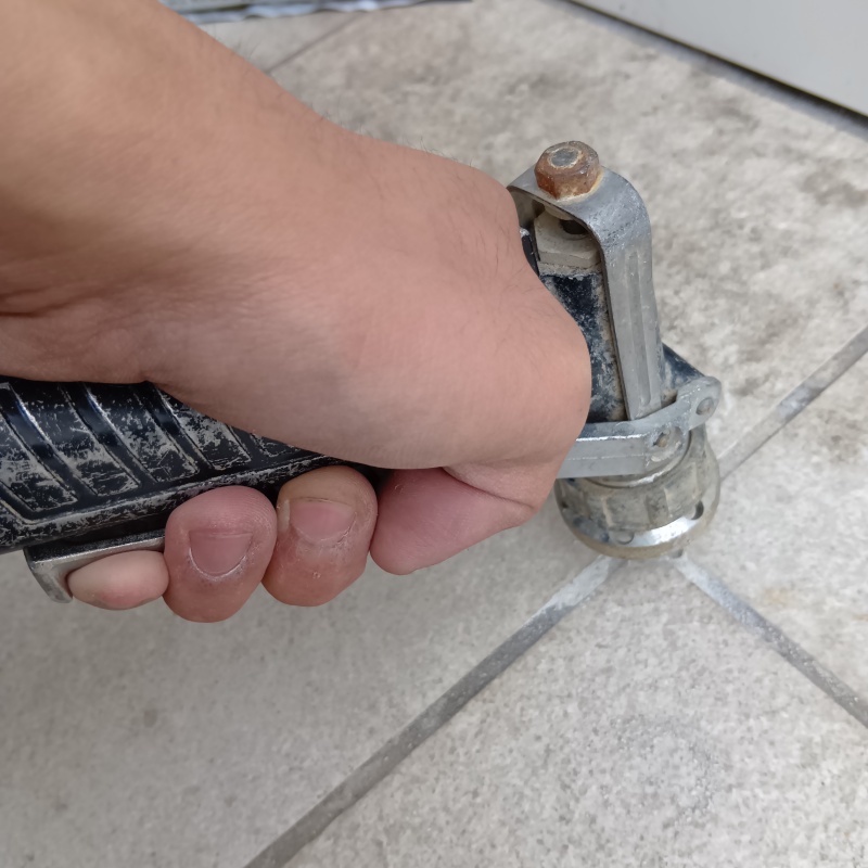 床に防蟻剤を注入