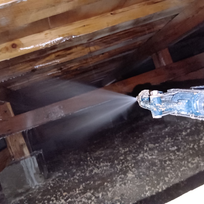 床下木材にシロアリ駆除剤を散布