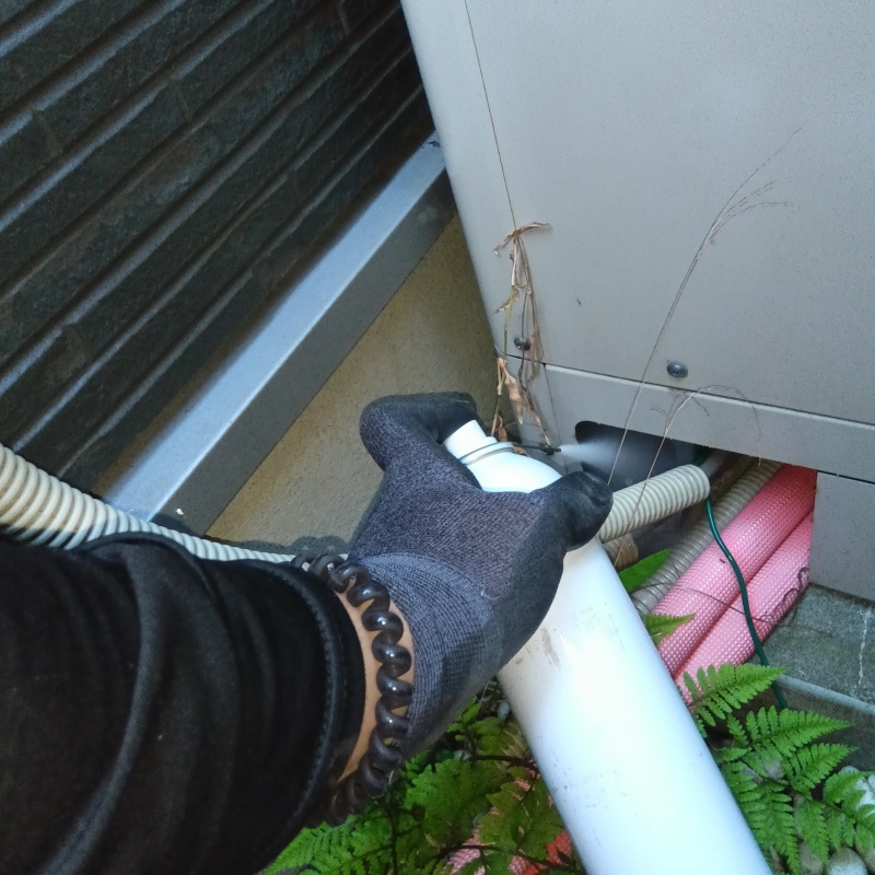 すき間に忌避剤を散布