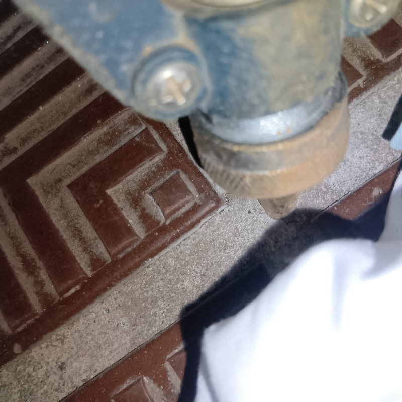 床にシロアリ駆除剤を注入
