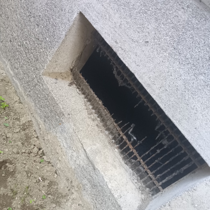 劣化した床下換気口