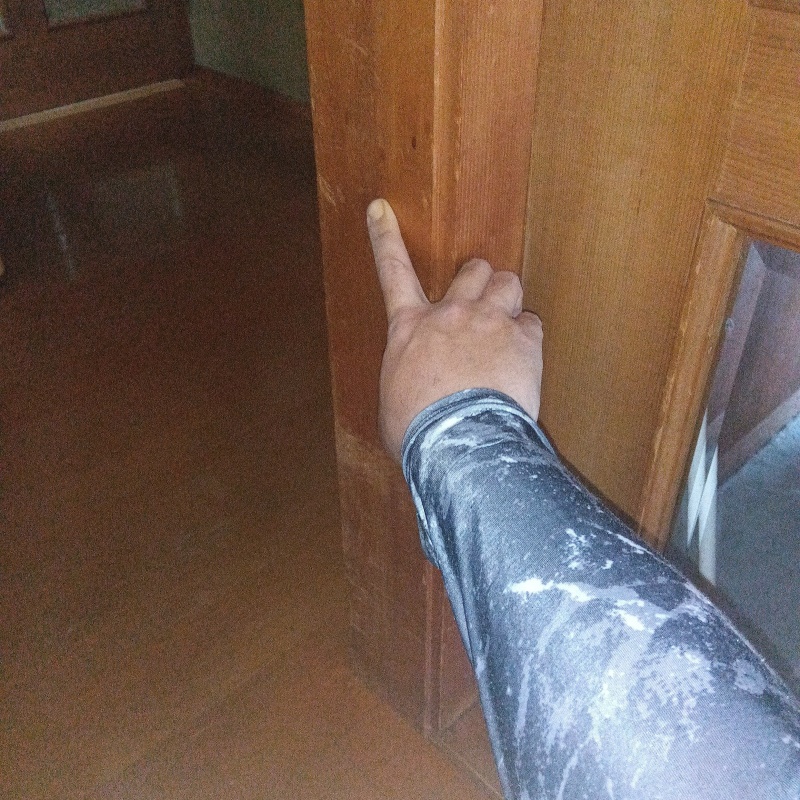 木の柱に傷がある様子