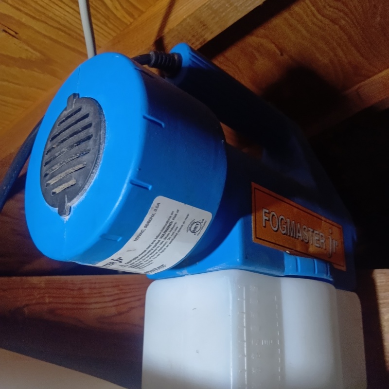 天井裏を噴霧器で除菌・消臭