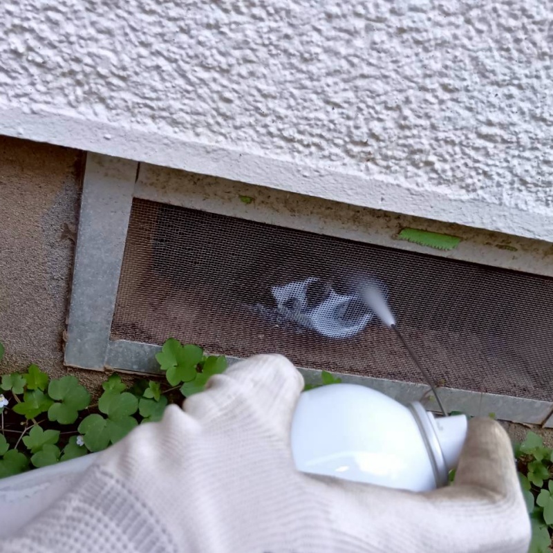 忌避剤を吹き付けている様子