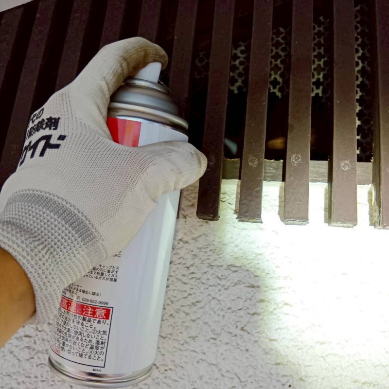 すき間に殺虫剤を散布