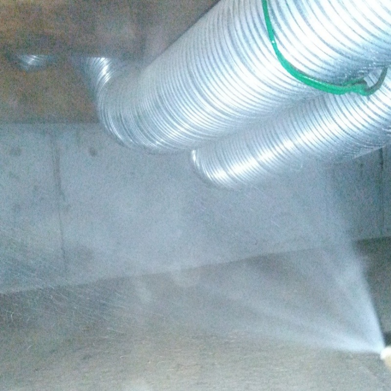 床下の木材にシロアリ駆除剤を散布