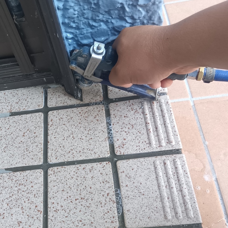 床に防蟻剤を注入