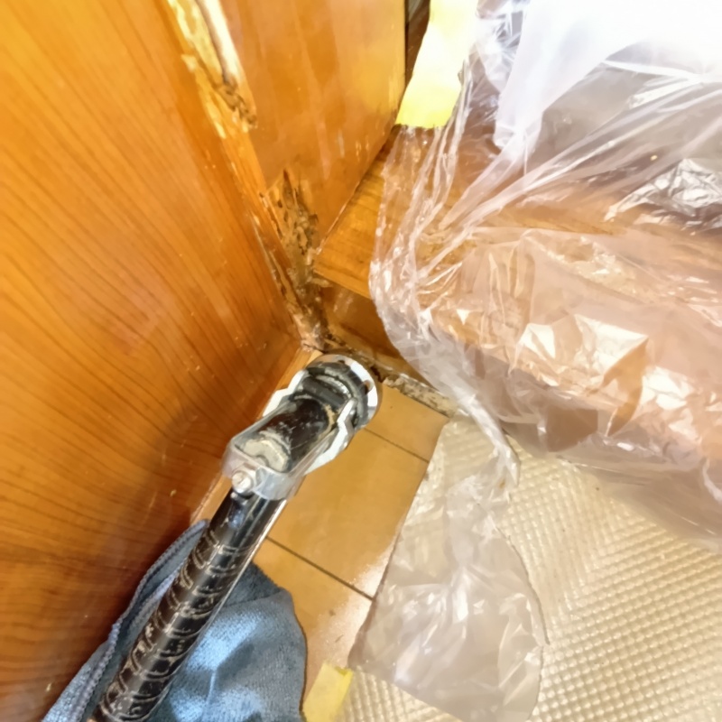柱の食害箇所にシロアリ駆除剤を注入