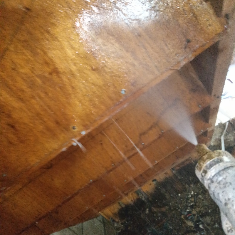 建物木部にシロアリ駆除剤を散布