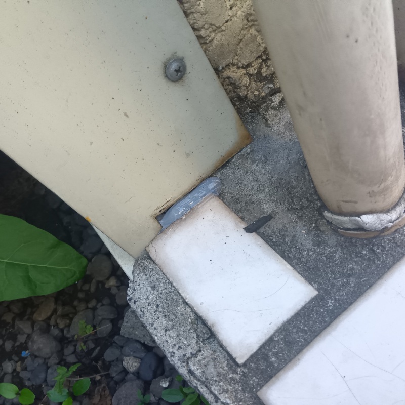 壁のすき間をパテで封鎖