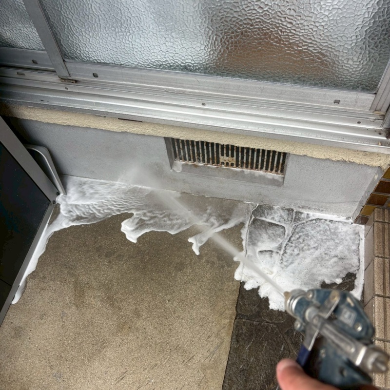 建物の外周にシロアリ駆除剤を散布