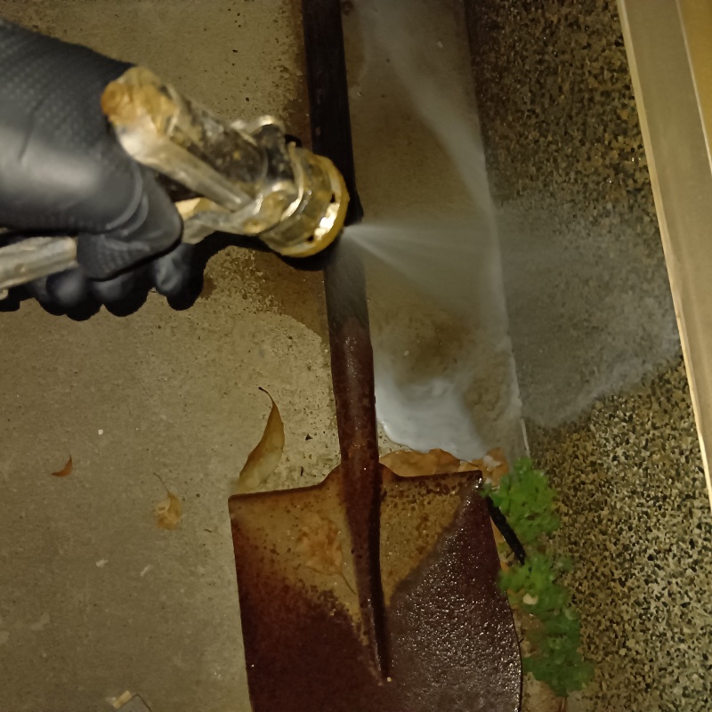 建物の外周にシロアリ駆除剤を散布