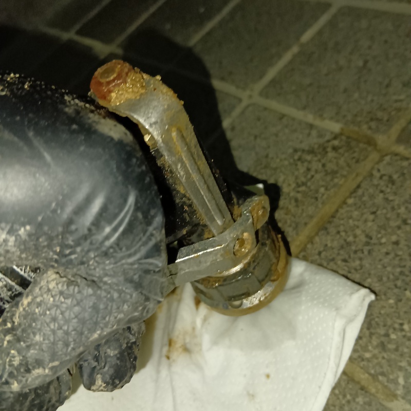 床にシロアリ駆除剤を注入