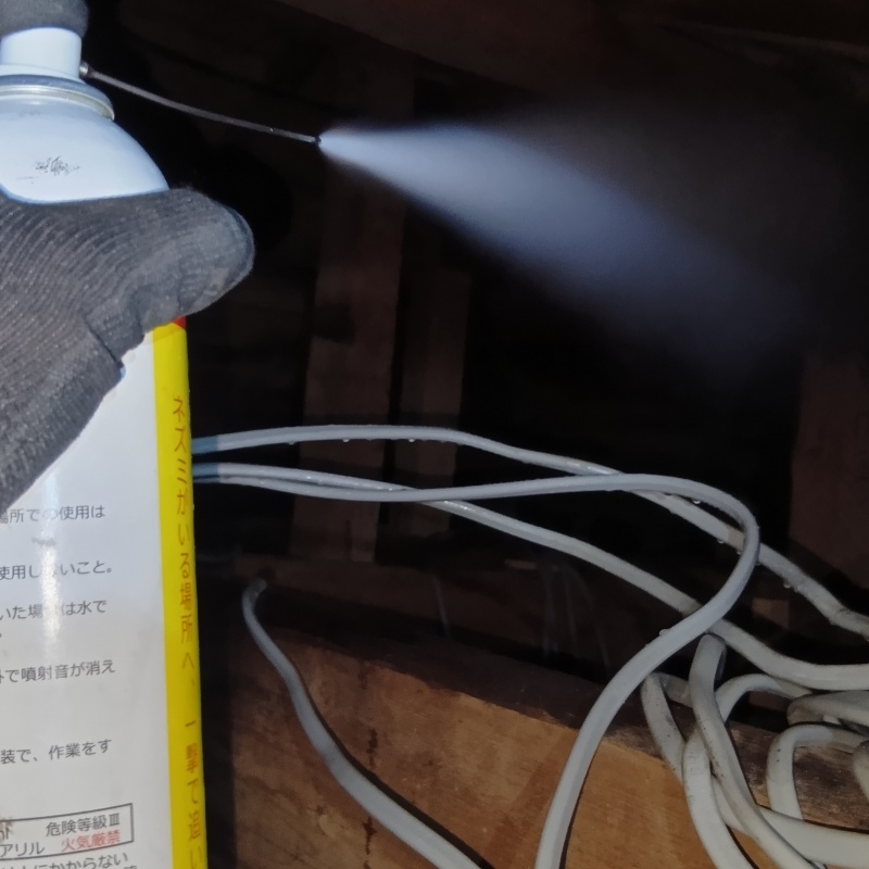 忌避剤を吹き付けている様子