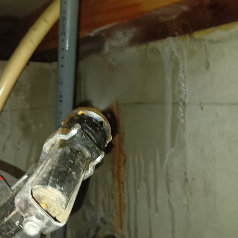 床下の木材にシロアリ駆除剤を散布