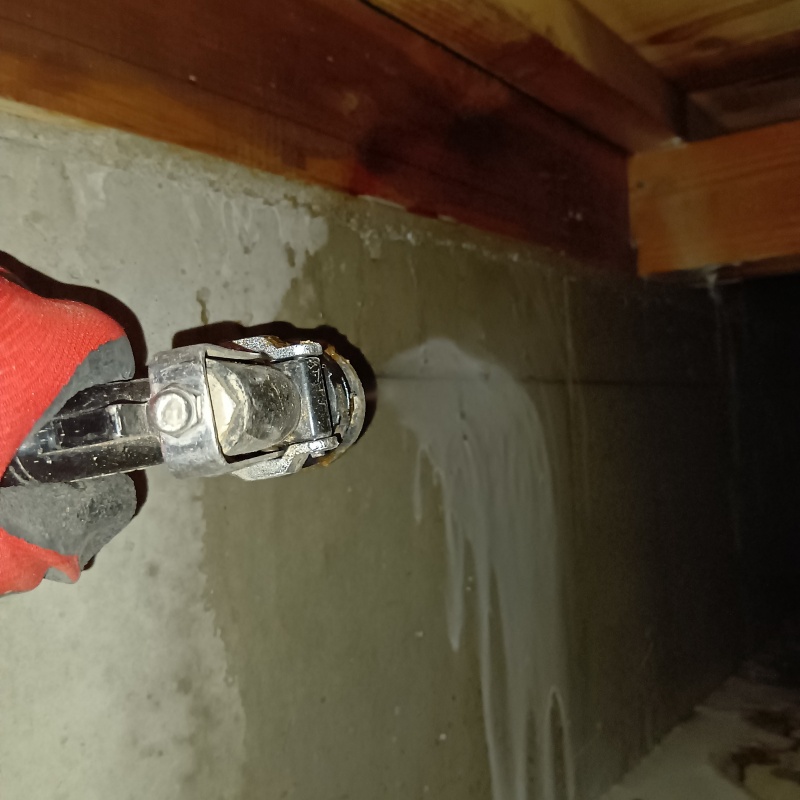 基礎にシロアリ駆除剤を散布