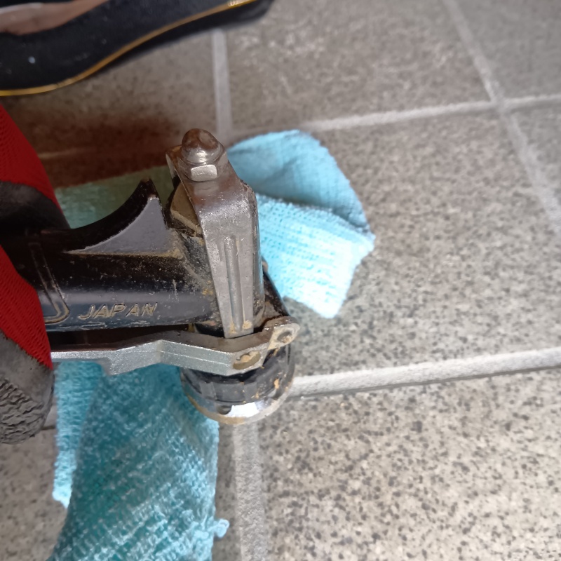 床にシロアリ駆除剤を注入