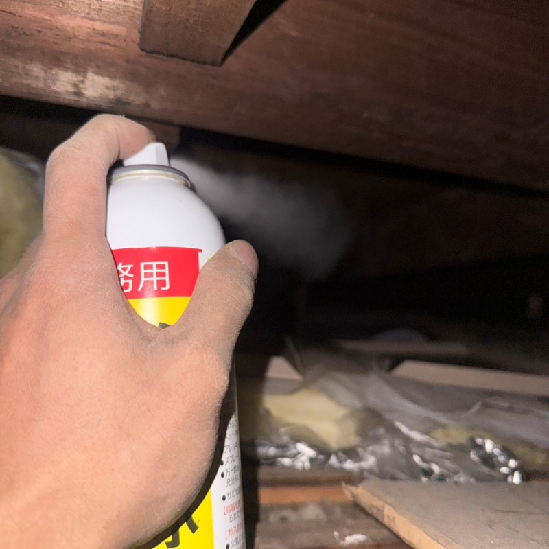 天井裏に忌避剤を散布