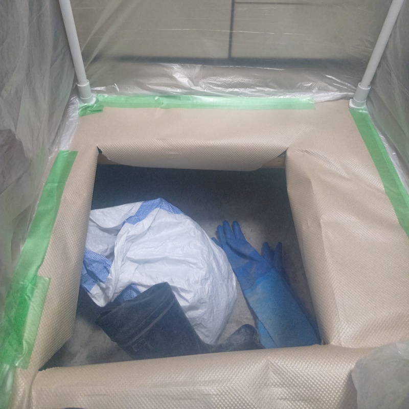 点検口から床下へ潜る