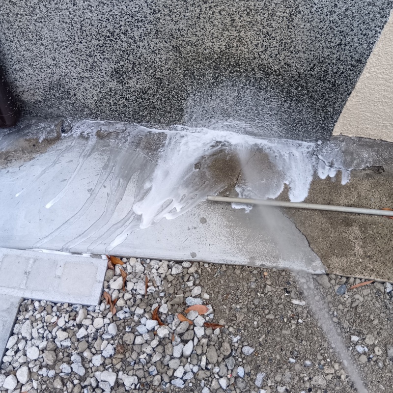 建物外周にシロアリ駆除剤を散布