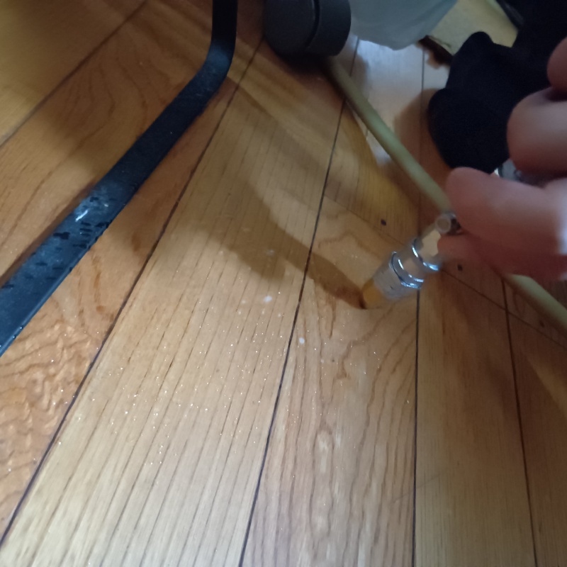 床にシロアリ駆除剤を注入