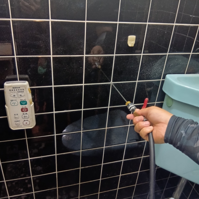 壁にシロアリ駆除剤を注入